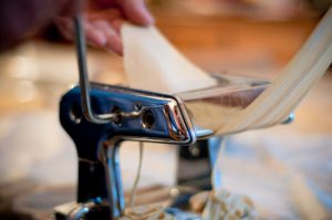 Photo credit: kennymatic via Visualhunt / CC BY manuelle Herstellung von Pasta mit Hilfe einer Nudelmaschine